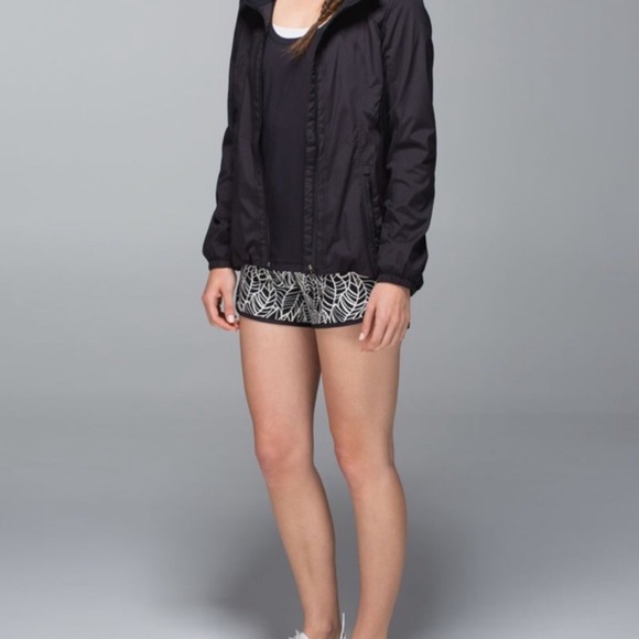 Lululemon Angel Palm Shorts - Picture 4 of 12